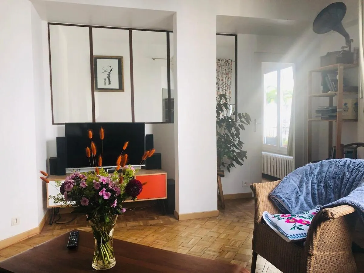 Beautiful And Bright Appartement In Montmartre Paris France